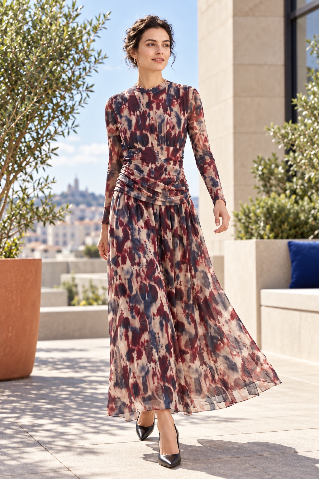 Robe longue fluide imprimée bordeaux — Bordeaux, bleu nuit et beige — Vue en mouvement