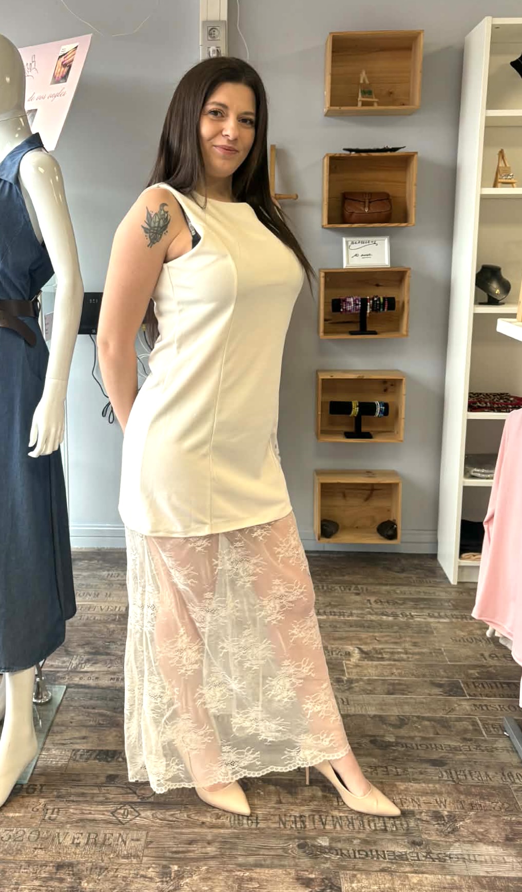 Robe longue beige à dentelle — Beige — Vue portée