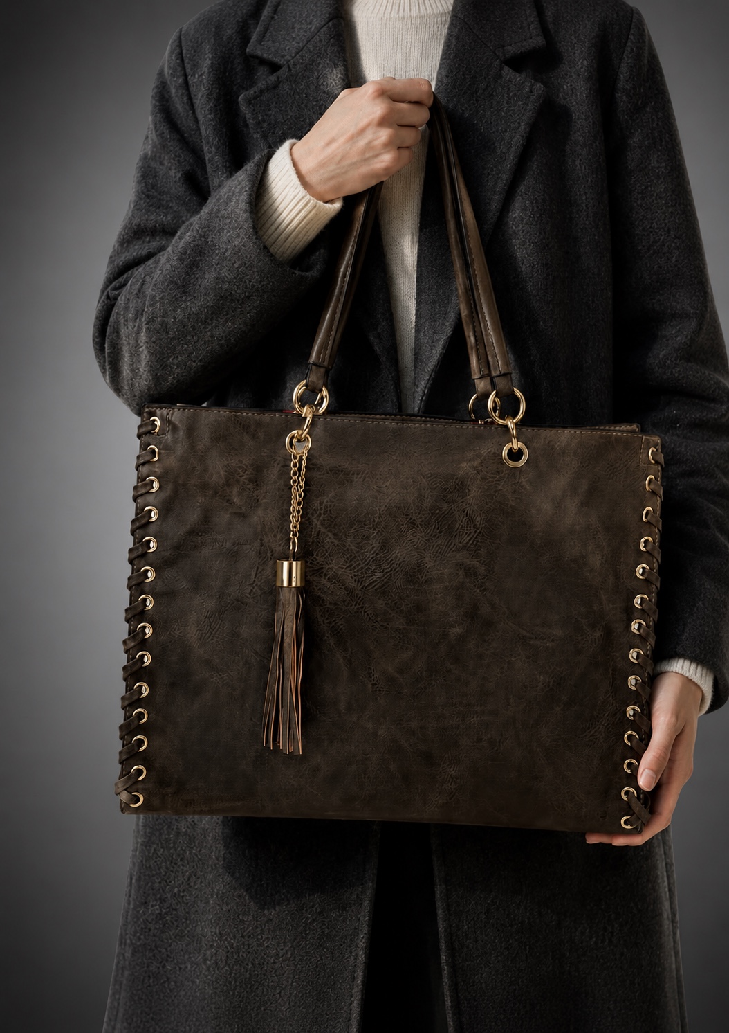 Grand sac avec pochette assortie — Chocolat — Vue portée