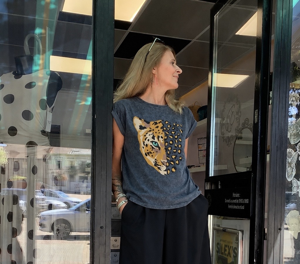 T-shirt gris délavé léopard — Gris